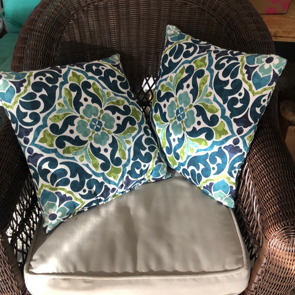 Outdoor pillows very good condition